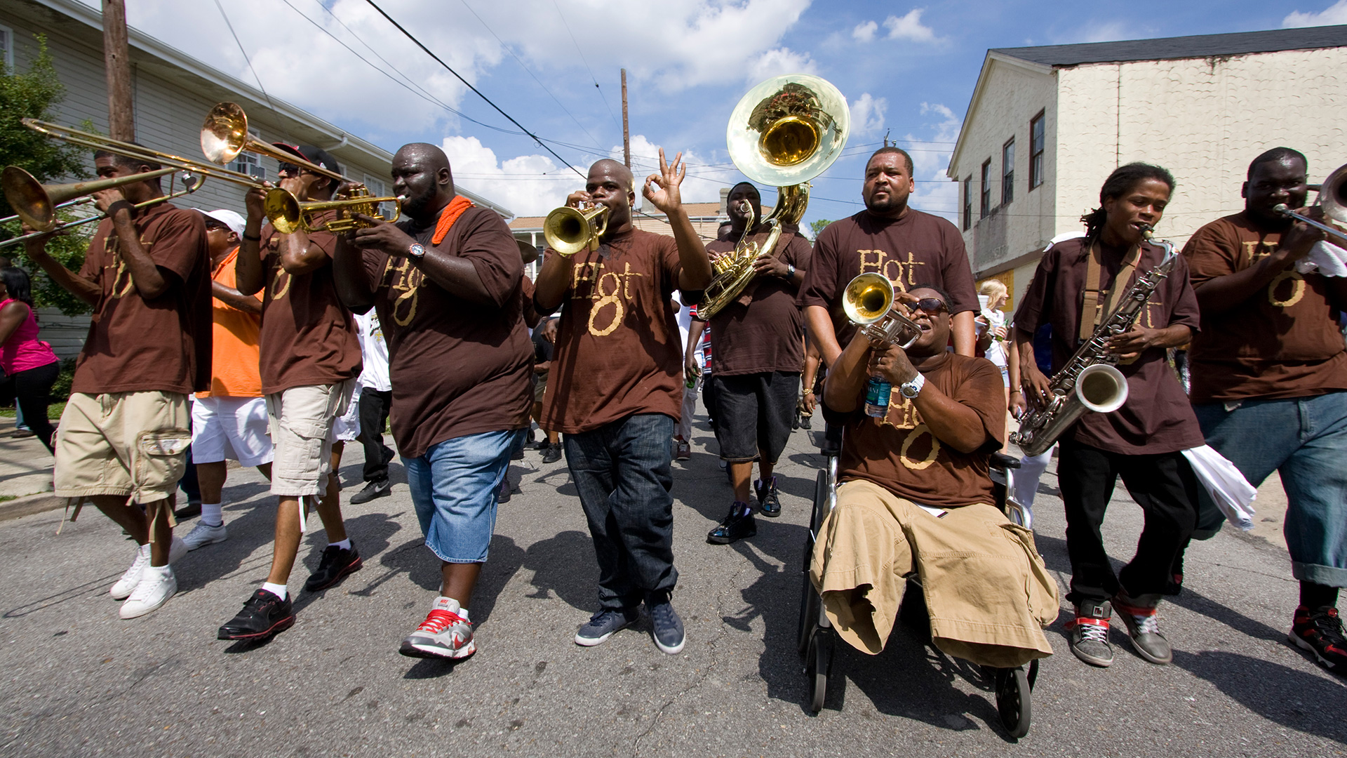 NEW ORLEANS Le Hot 8 Brass Band joue 'Take it to the House'
