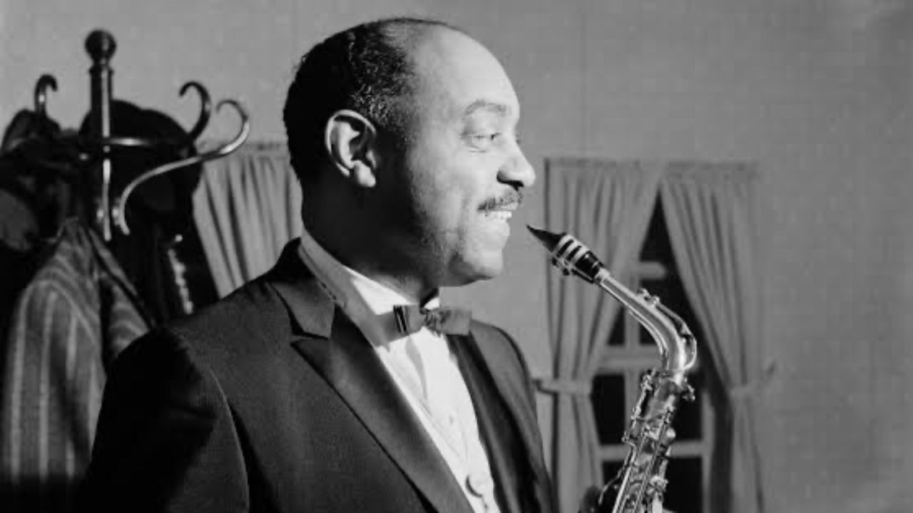 Benny Carter, né le 8 août 1907, un architecte du swing et du jazz américain Benny Carter, né le 8 août 1907, un architecte du swing et du jazz américain