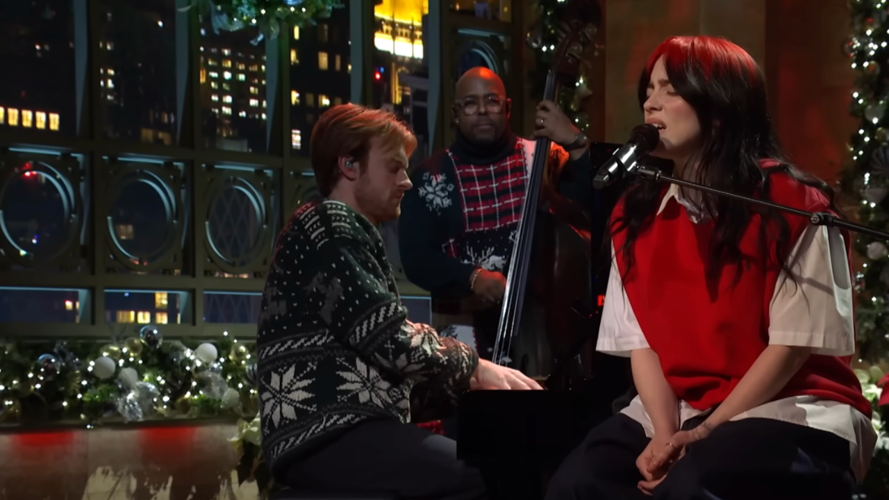 Christian McBride accompagne Billie Eilish qui chante ”Have yourself a merry little Christmas” Christian McBride accompagne Billie Eilish qui chante ”Have yourself a merry little Christmas”