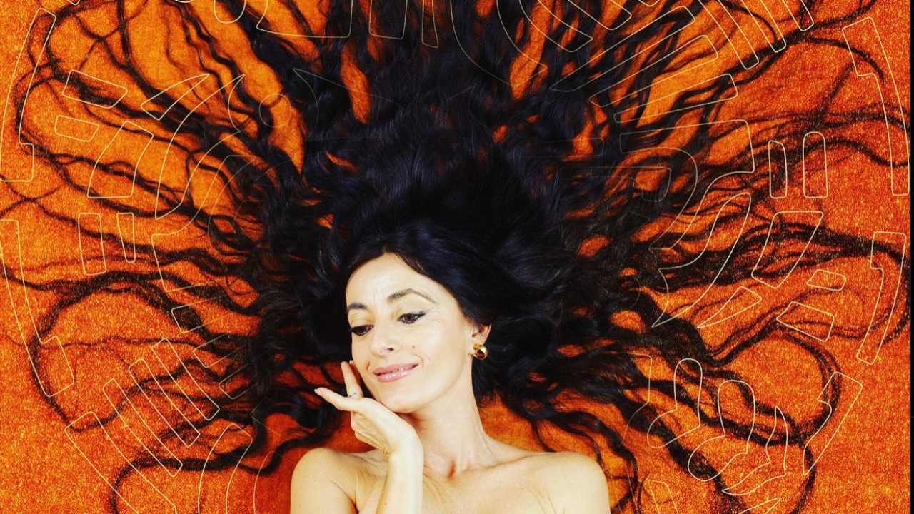 Christina Rosmini dévoile le premier single extrait de son album à venir (vidéo) Christina Rosmini dévoile le premier single extrait de son album à venir (vidéo)