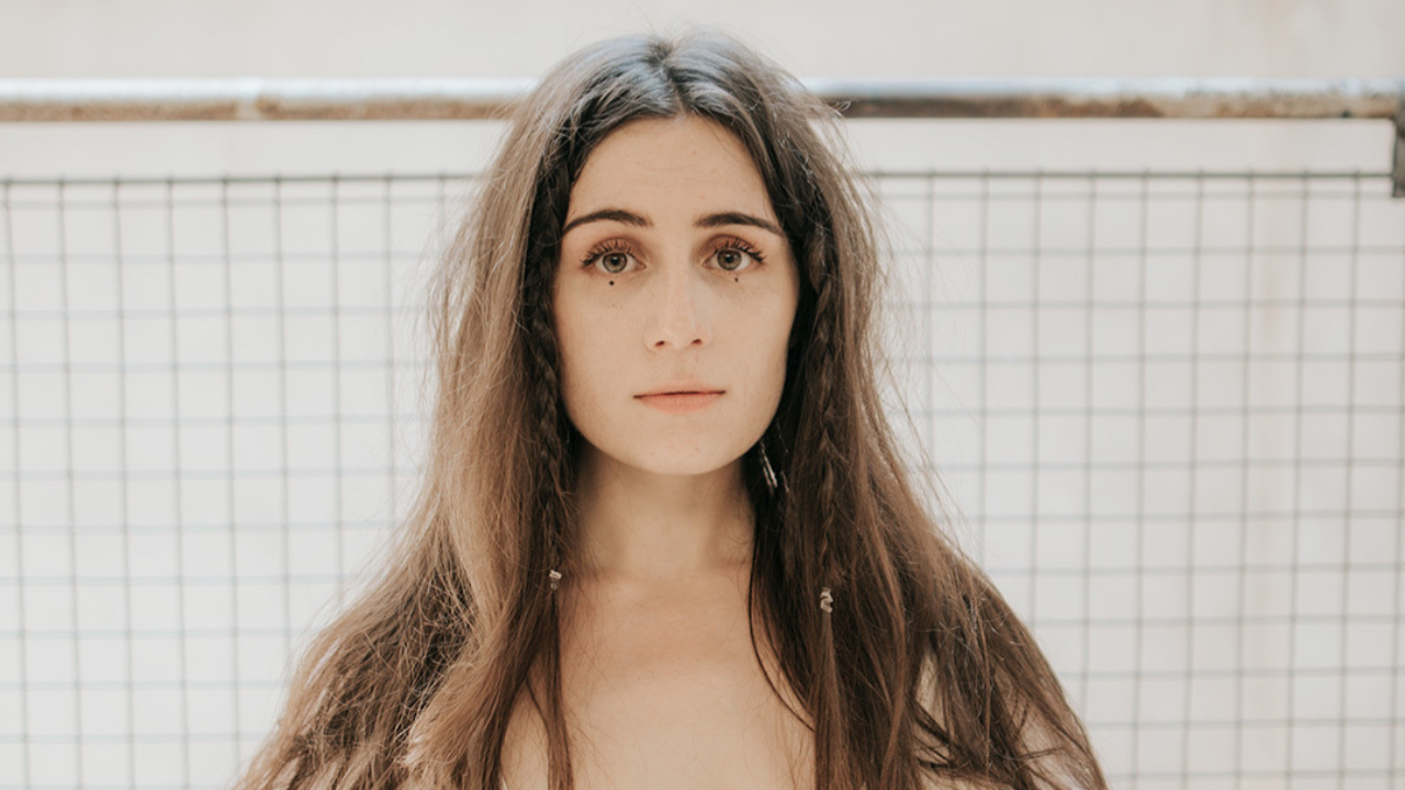 dodie : les 31 ans d'une figure de proue de la pop intimiste dodie : les 31 ans d'une figure de proue de la pop intimiste