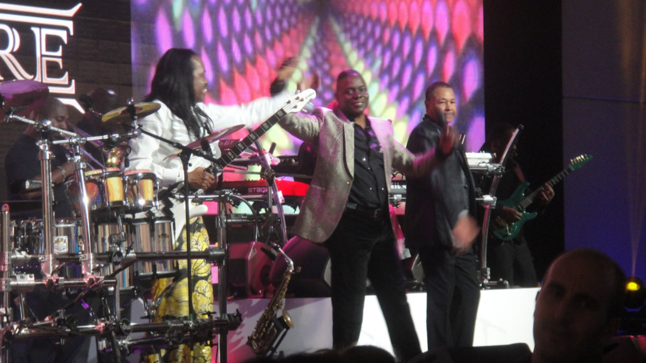 Earth, Wind & Fire : le chanteur dévoile le vrai sens du tube "Reasons", qui n'est pas une chanson d'amour Earth, Wind & Fire : le chanteur dévoile le vrai sens du tube "Reasons", qui n'est pas une chanson d'amour