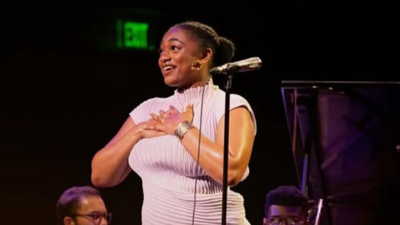 En pleine tournée, Samara Joy dévoile tout son talent devant des grands monuments En pleine tournée, Samara Joy dévoile tout son talent devant des grands monuments