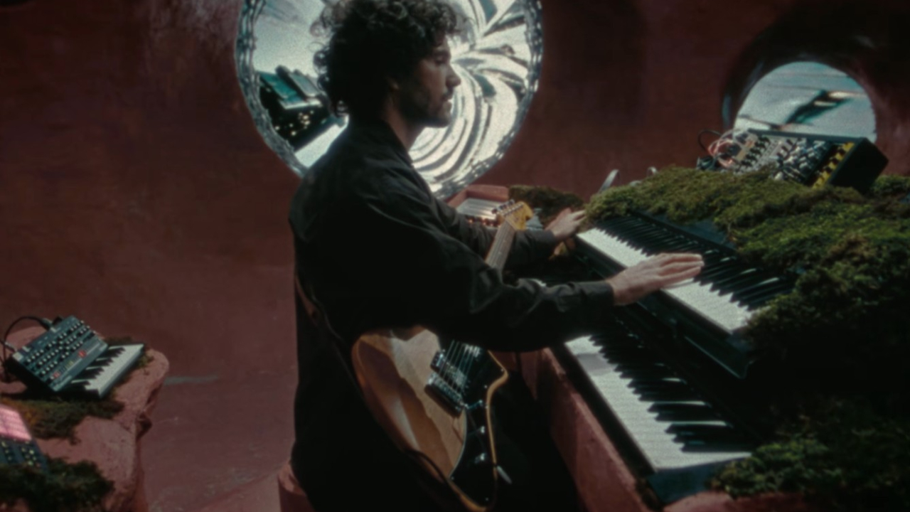 FKJ toujours aussi épatant avec ce nouveau single "Change Rising", qui annonce un album ! FKJ toujours aussi épatant avec ce nouveau single "Change Rising", qui annonce un album !