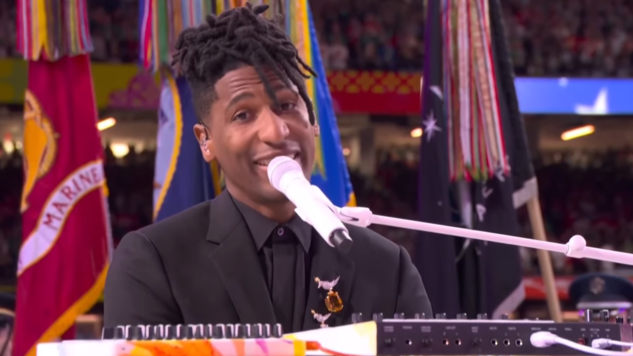 Jon Batiste sublime l'hymne américain au Super Bowl 2025 Jon Batiste sublime l'hymne américain au Super Bowl 2025