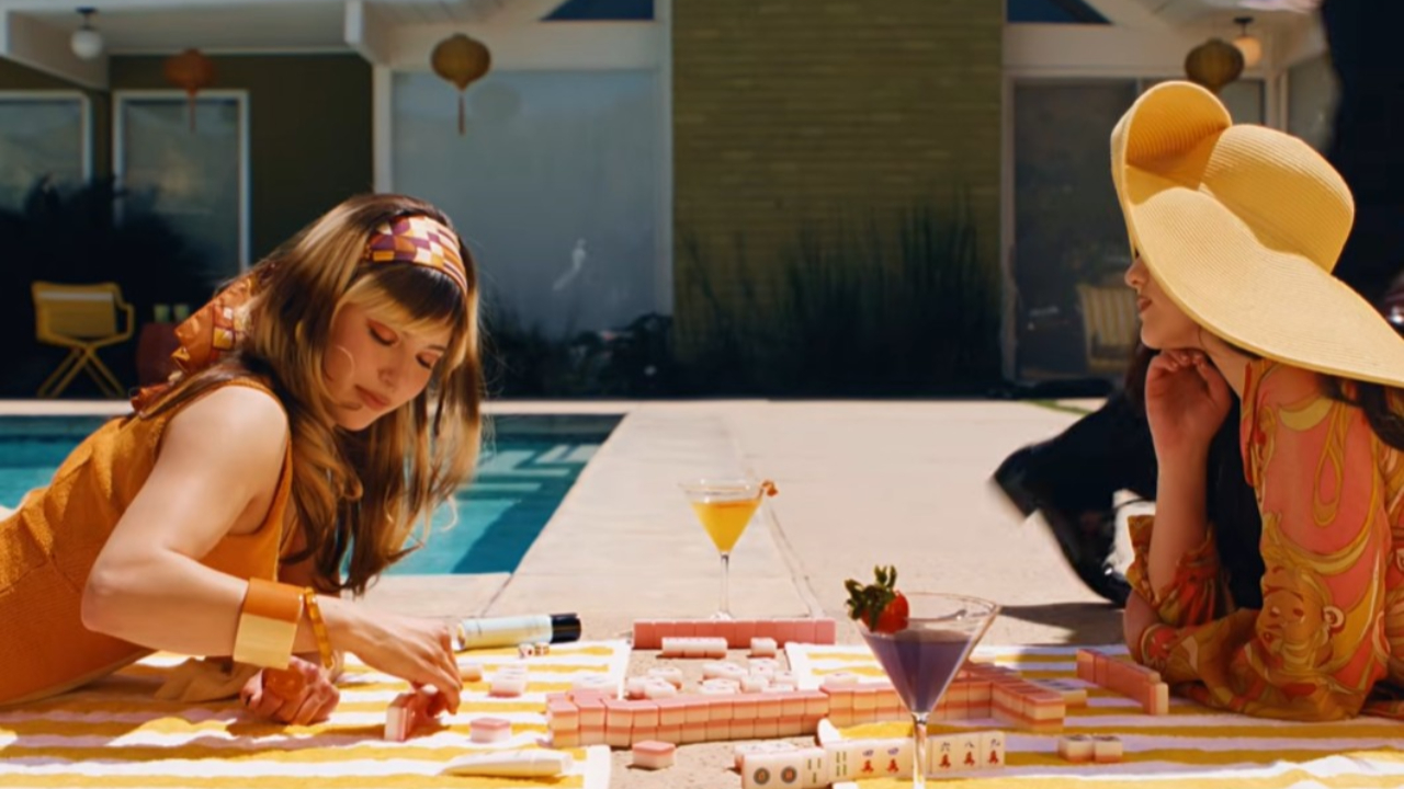 Laufey nous ram&egrave;ne un casting de r&ecirc;ve pour le clip tr&egrave;s r&eacute;ussi de "Madwoman"