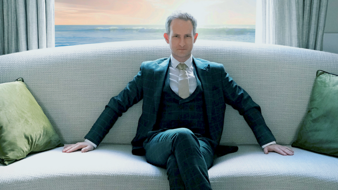 Le crooner anglais Anthony Strong explore le Smooth jazz avec « Easy Sailing »