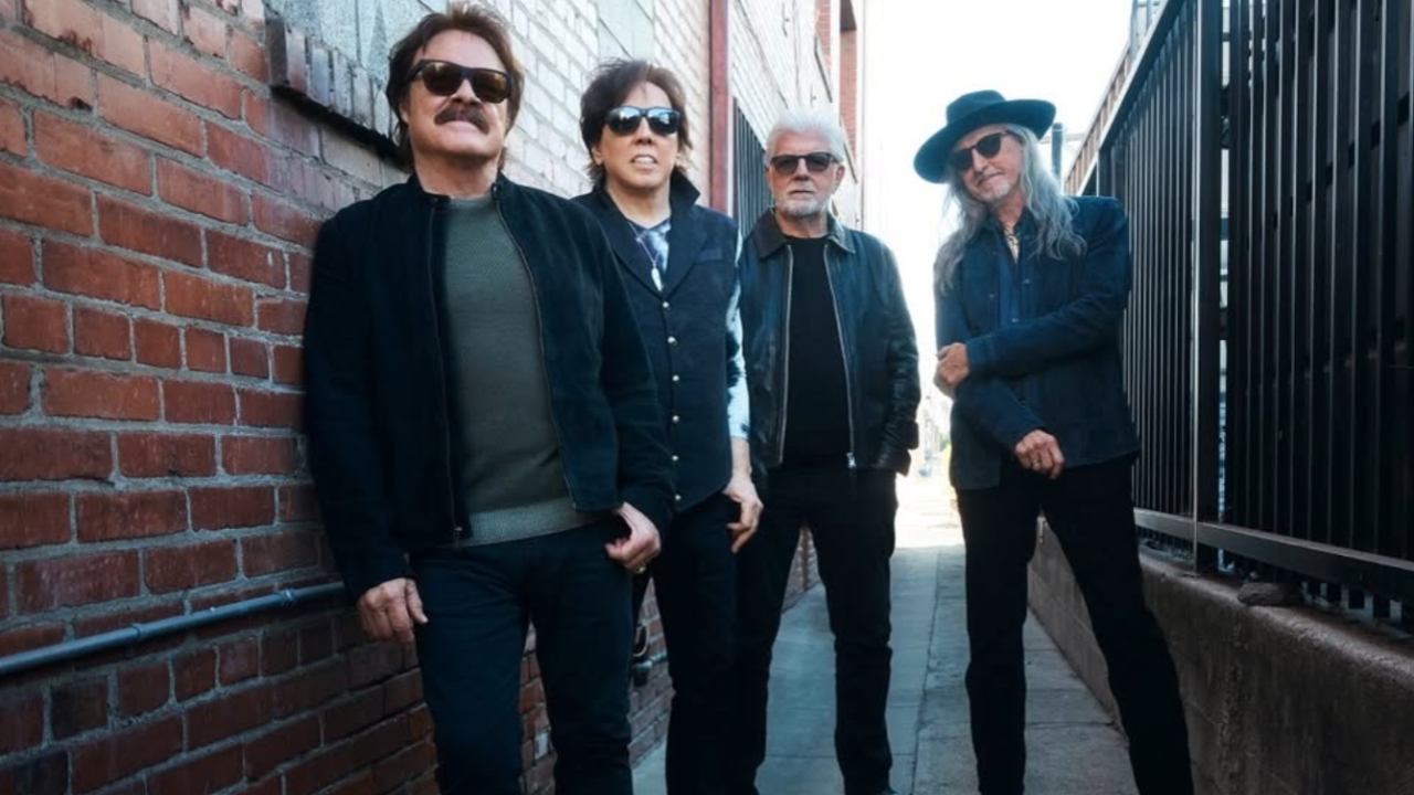 Les Doobie Brothers font leur grand retour avec la voix soul Michael McDonald dans "Walk This Road"
