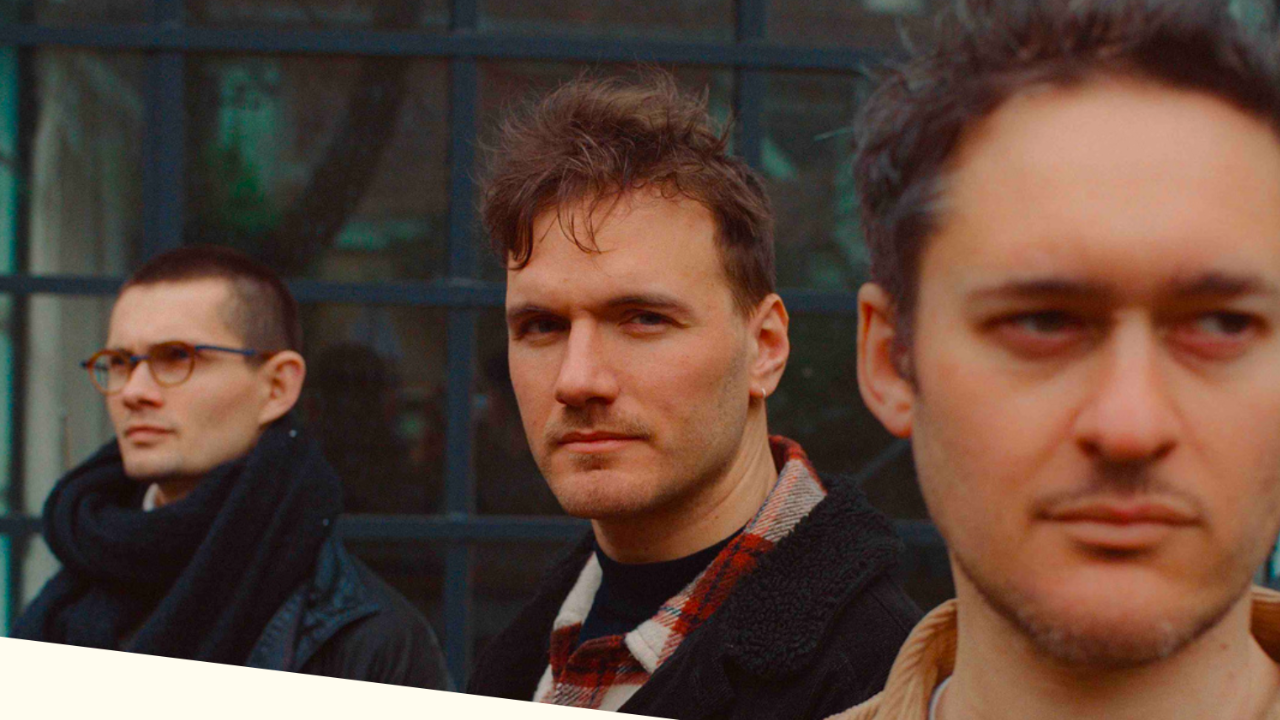 Links Trio s'écrit "Oh My God!"