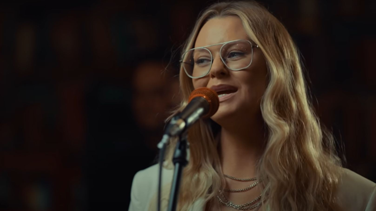 Lusaint nous émerveille avec son nouveau single "Summertime", et annonce des dates en France !