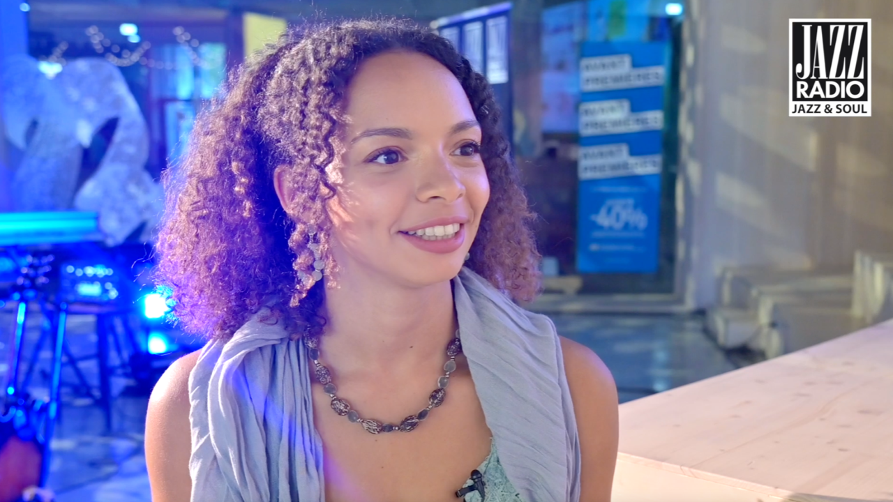 Maë Defays révèle (enfin) les secrets de son premier album "A Deeper Ocean"