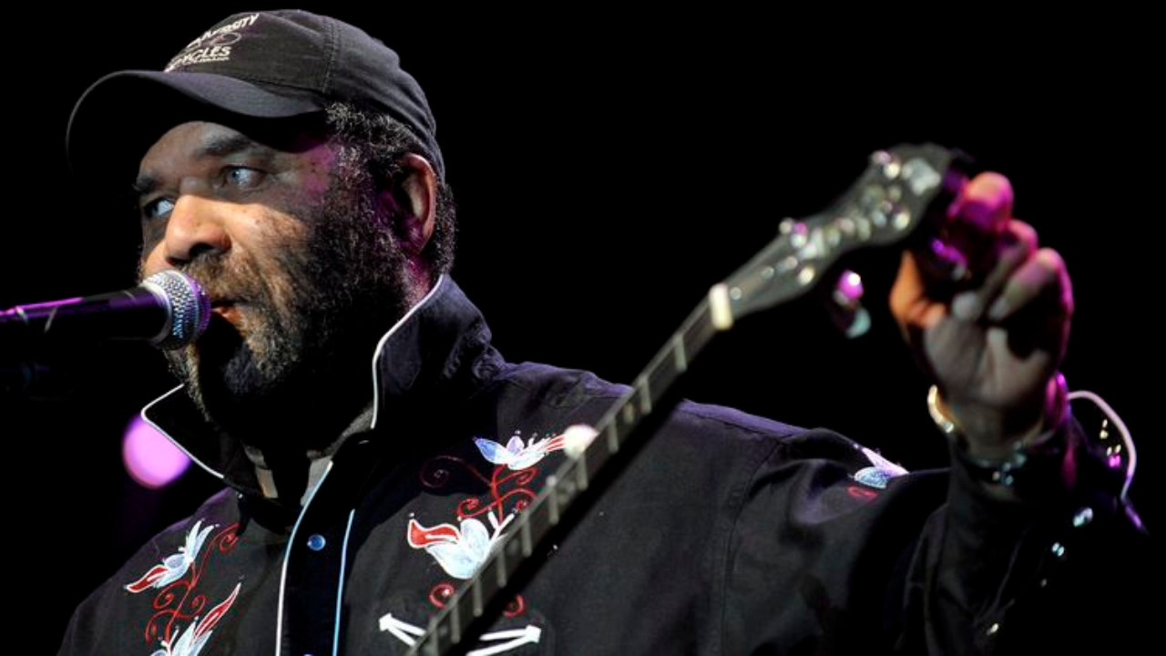 Otis Taylor : Le bluesman diplômé 57 ans après avoir été expulsé de l'établissement