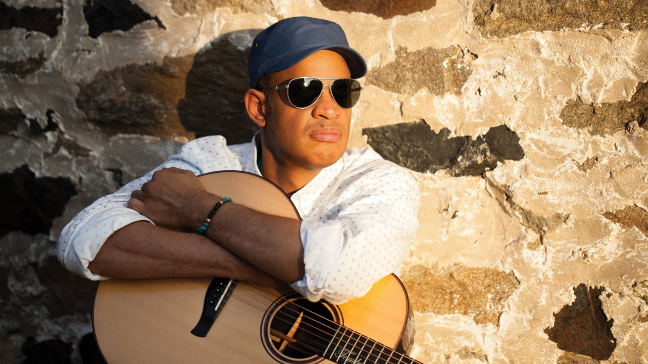 Raul Mid&oacute;n : la guitare percutante et la voix soul f&ecirc;tent leurs 60 ans