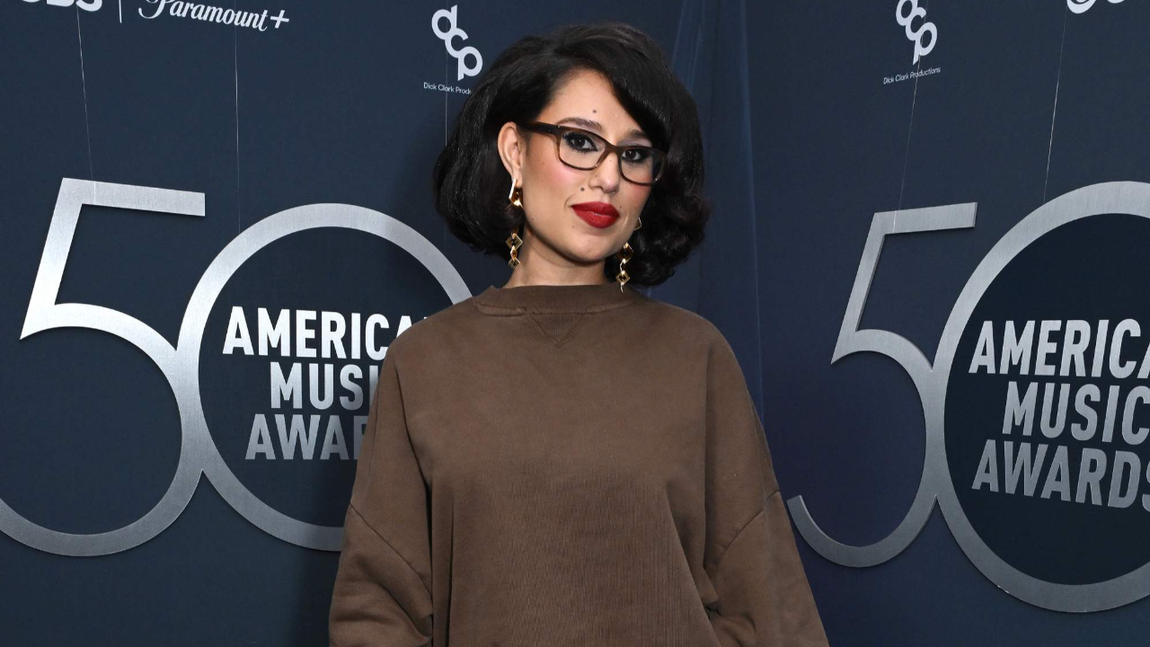 RAYE, entre soul et vérité : la voix d’une génération RAYE, entre soul et vérité : la voix d’une génération