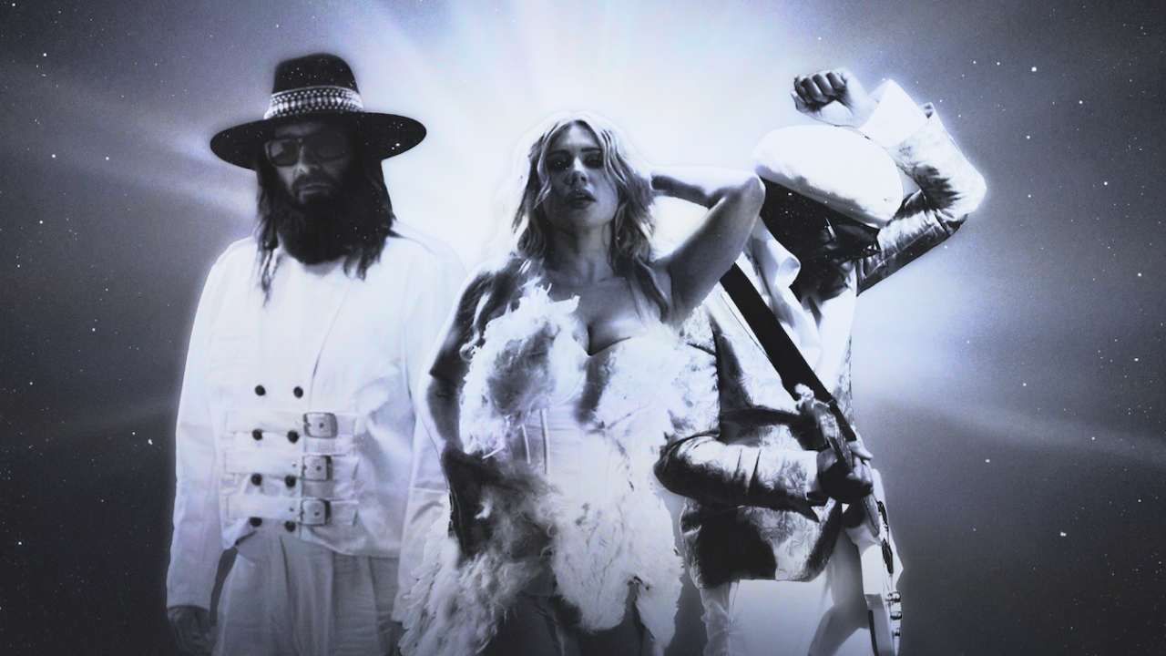 S&eacute;bastien Tellier avec Nile Rodgers et Slayyyter sur "Thrill of a Night"