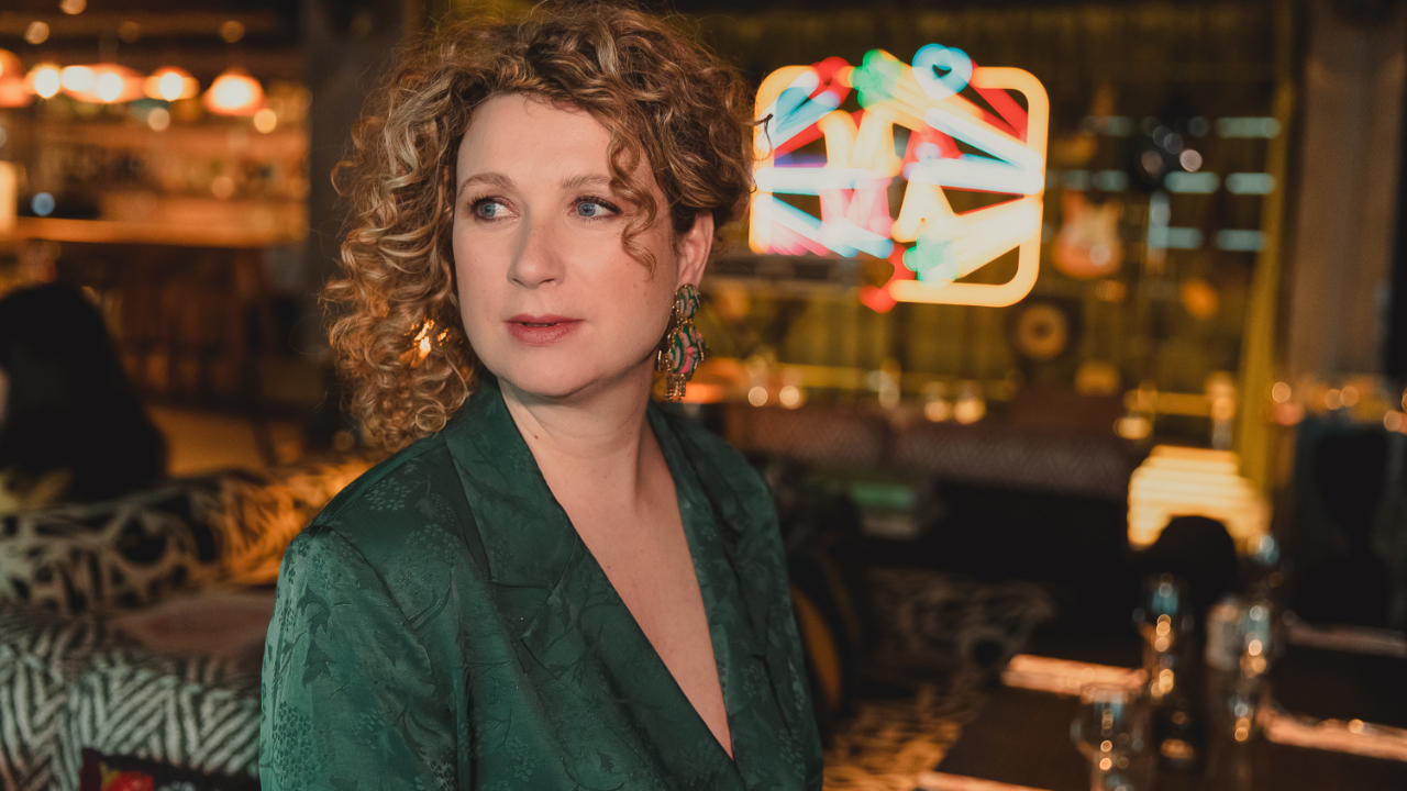 Sophie Darly dévoile le titre "Living The Dream" et annonce un nouvel album