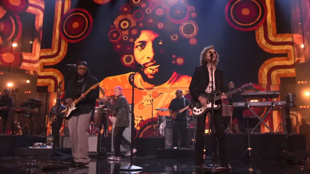 Stevie Wonder rend un vibrant hommage à Sly Stone pour son intronisation au Rock & Roll Hall Of Fame Stevie Wonder rend un vibrant hommage à Sly Stone pour son intronisation au Rock & Roll Hall Of Fame