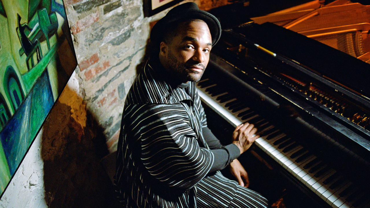 Sullivan Fortner devient le premier lauréat du Larry J. Bell Jazz Artist Award, avec 300 000$ à la clé