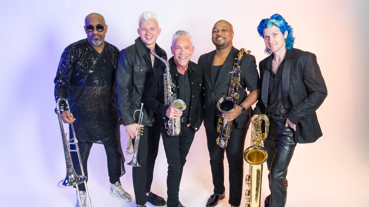 Summer Horns : coincés dans un avion, ils enflamment le vol avec un concert improvisé Summer Horns : coincés dans un avion, ils enflamment le vol avec un concert improvisé