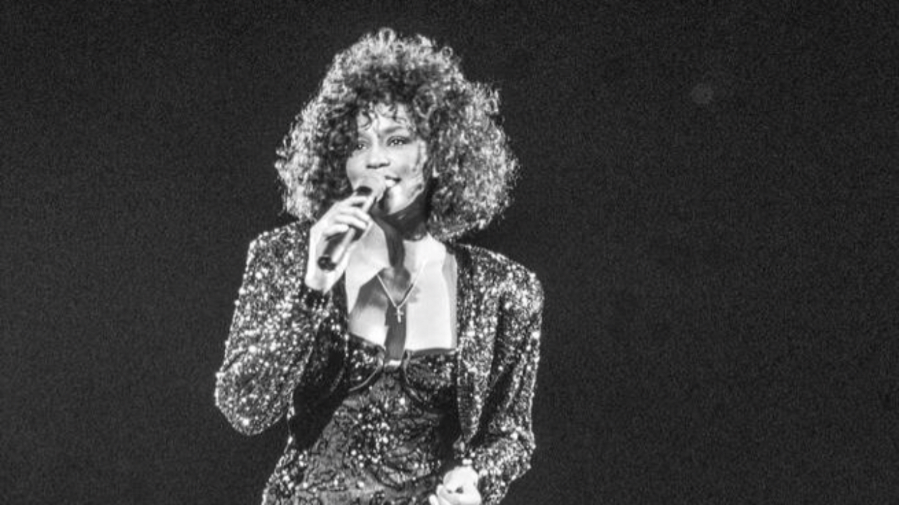 Whitney Houston : une voix l&eacute;gendaire qui continue de faire vibrer le monde f&ecirc;te son anniversaire