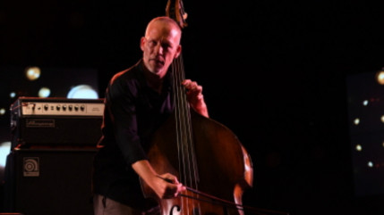 Avishai Cohen présente le premier titre de sa collaboration avec Abraham Rodriguez Jr. Avishai Cohen présente le premier titre de sa collaboration avec Abraham Rodriguez Jr.