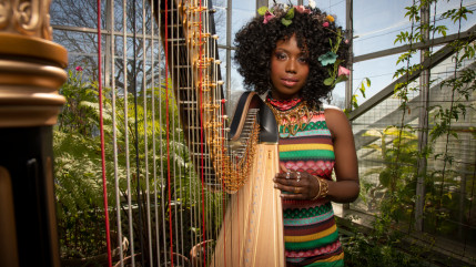 Brandee Younger rend hommage à son mentor Dorothy Ashby. Brandee Younger rend hommage à son mentor Dorothy Ashby.