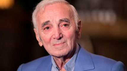 Charles Aznavour a atteint la premi&egrave;re place du classement des singles au Royaume-Uni avec &laquo; She &raquo;, devenant ainsi le seul chanteur fran&ccedil;ais &agrave; d&eacute;crocher un n&deg;1 au Royaume-Uni.