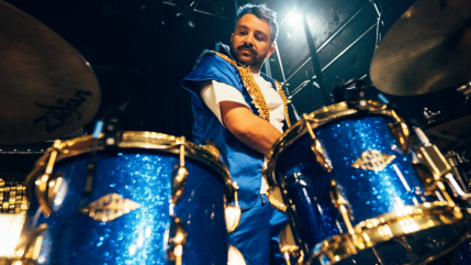 Deluxe s'engage auprès de l'artisanat local, et choisit une batterie au look extravagant ! Deluxe s'engage auprès de l'artisanat local, et choisit une batterie au look extravagant !