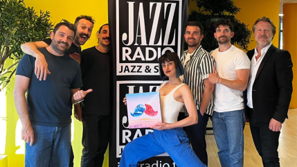 Deluxe se confie sur l'écriture de leur nouvel album "Ça fait plaisir" : "On s'est fait de plus en plus confiance entre nous" Deluxe se confie sur l'écriture de leur nouvel album "Ça fait plaisir" : "On s'est fait de plus en plus confiance entre nous"