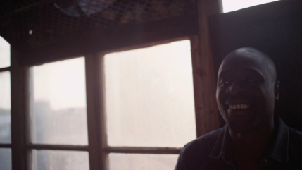 Emeli Sandé livre un nouveau single puissant avec « Who Needs the World » (vidéo)