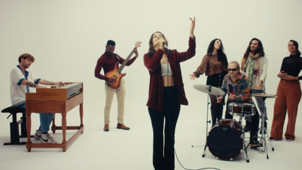 Gabi Hartmann revient nous ensorceler avec "Into My World" ! Gabi Hartmann revient nous ensorceler avec "Into My World" !