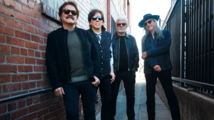 Les Doobie Brothers font leur grand retour avec la voix soul Michael McDonald dans "Walk This Road"