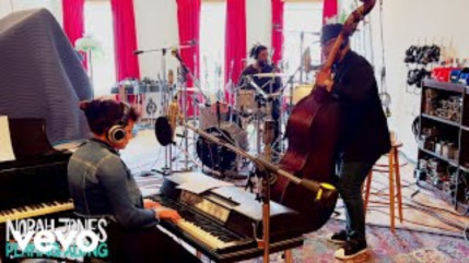 Norah Jones recrute Questlove et Christian McBride pour "Why Am I Treated So Bad"