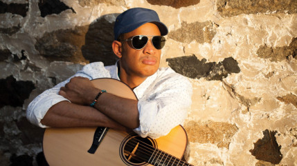 Raul Mid&oacute;n : la guitare percutante et la voix soul f&ecirc;tent leurs 60 ans