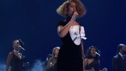 Raye : sa performance lors des BET Awards 2026 et son hommage &agrave; D'Angelo ne laissent personne indiff&eacute;rent