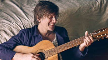 Thomas Dutronc, deux ans apr&egrave;s la mort de Fran&ccedil;oise Hardy : &laquo; La blessure a un peu cicatris&eacute; &raquo;