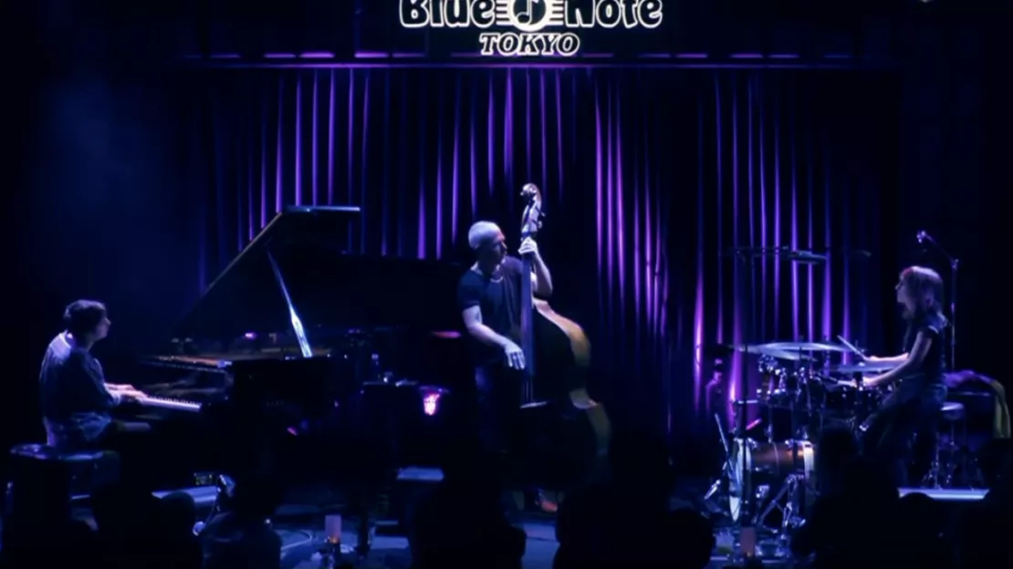 Avishai Cohen Trio interprète "Shifting Sands" en live à Tokyo