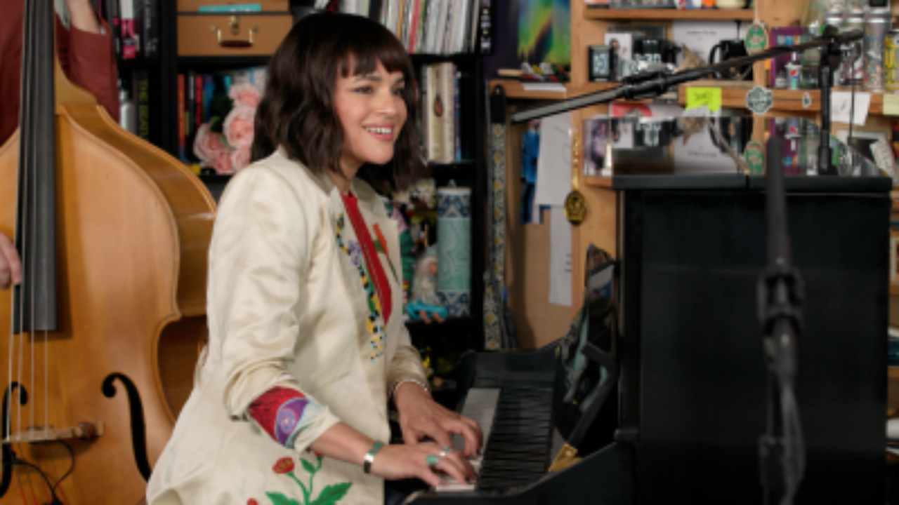 Norah Jones joyeuse pour son Tiny Desk Concert Norah Jones joyeuse pour son Tiny Desk Concert