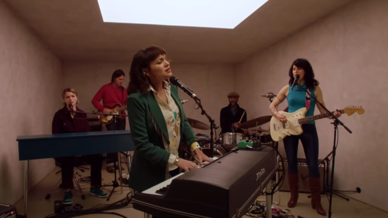 Norah Jones livre une performance live incroyable pour "I Just Wanna Dance"
