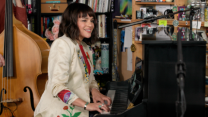 Norah Jones joyeuse pour son Tiny Desk Concert Norah Jones joyeuse pour son Tiny Desk Concert