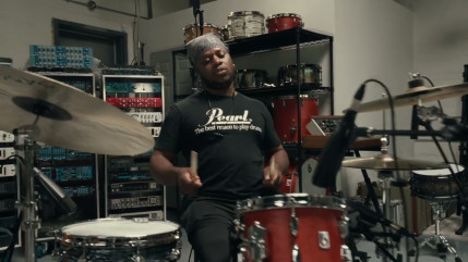 Simon Denizart nous demande de regarder "In My Head" Simon Denizart nous demande de regarder "In My Head"